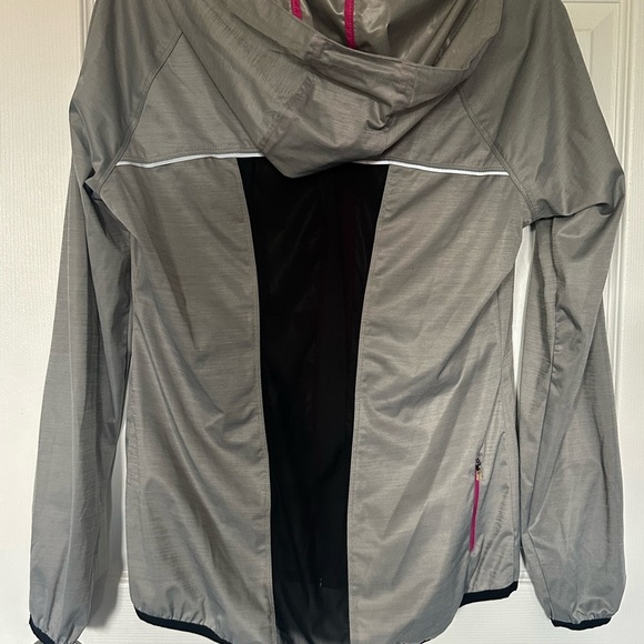 ⚡️2/$25⚡️ ASICS Women’s Run Light Jacket Gray Pink Trim | Windbreaker | Size M - Picture 8 of 10